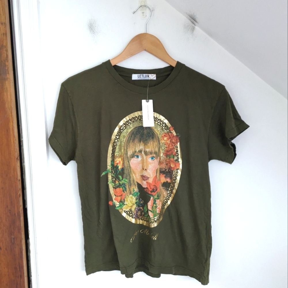 LETLUV Joni Mitchell Retro Graphic Band Tee Gold Metallic in Olive Size XXS